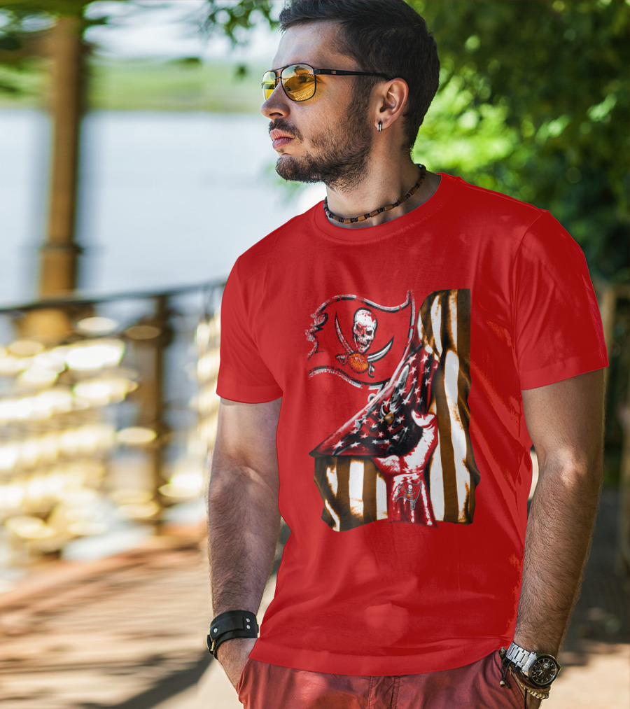 Tampa Bay Buccaneers Skull Flag And Hand With Stars And Stripes T-Shirt