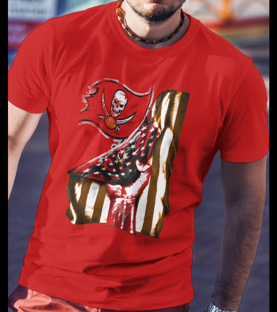 Tampa Bay Buccaneers Skull Flag And Hand With Stars And Stripes T-Shirt
