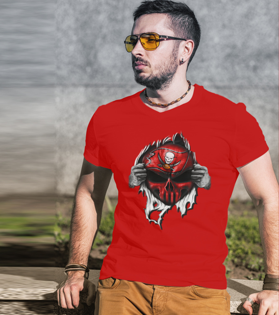 Tampa Bay Buccaneers Skull Face Peeling Back T-Shirt