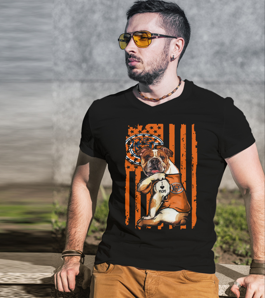 Bulldog I Love Mom Chicago Bears Logo With American Flag Background T-Shirt