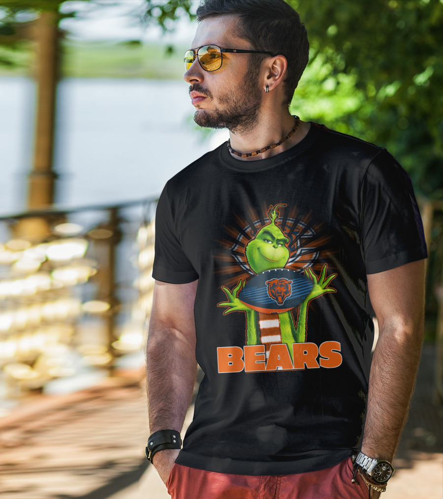 Grinch With Chicago Bears Football T-Shirt