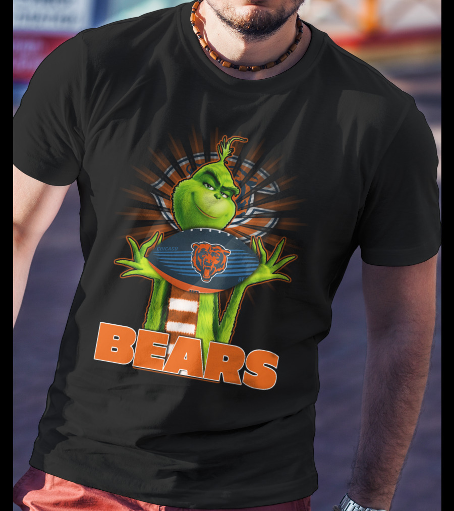 Grinch With Chicago Bears Football T-Shirt