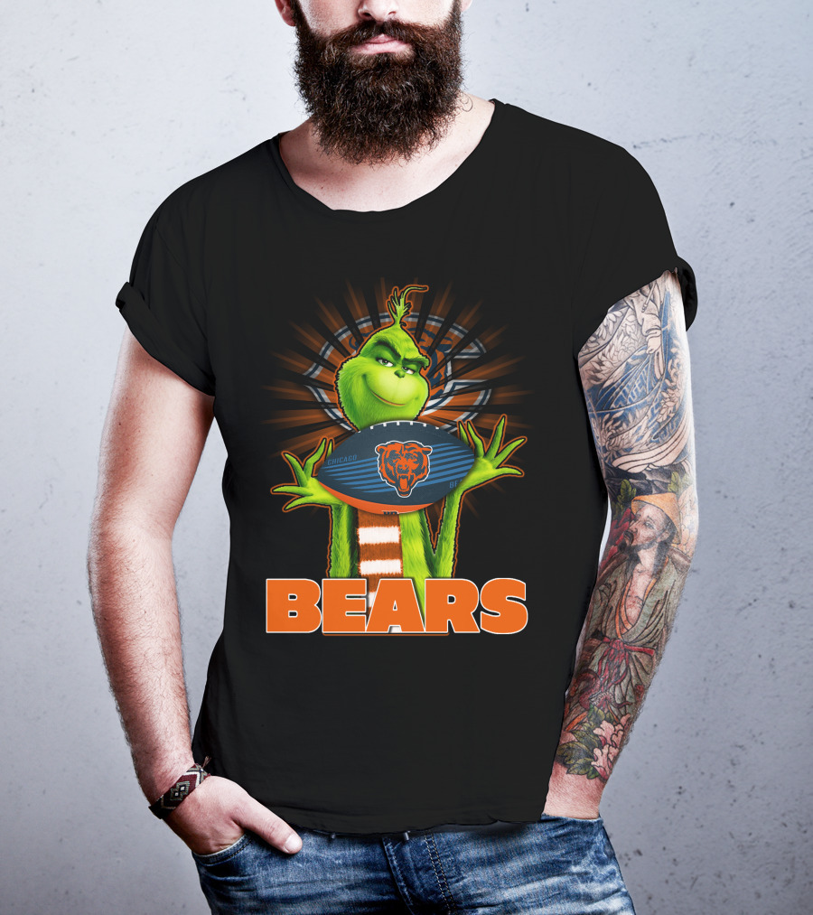 Grinch With Chicago Bears Football T-Shirt