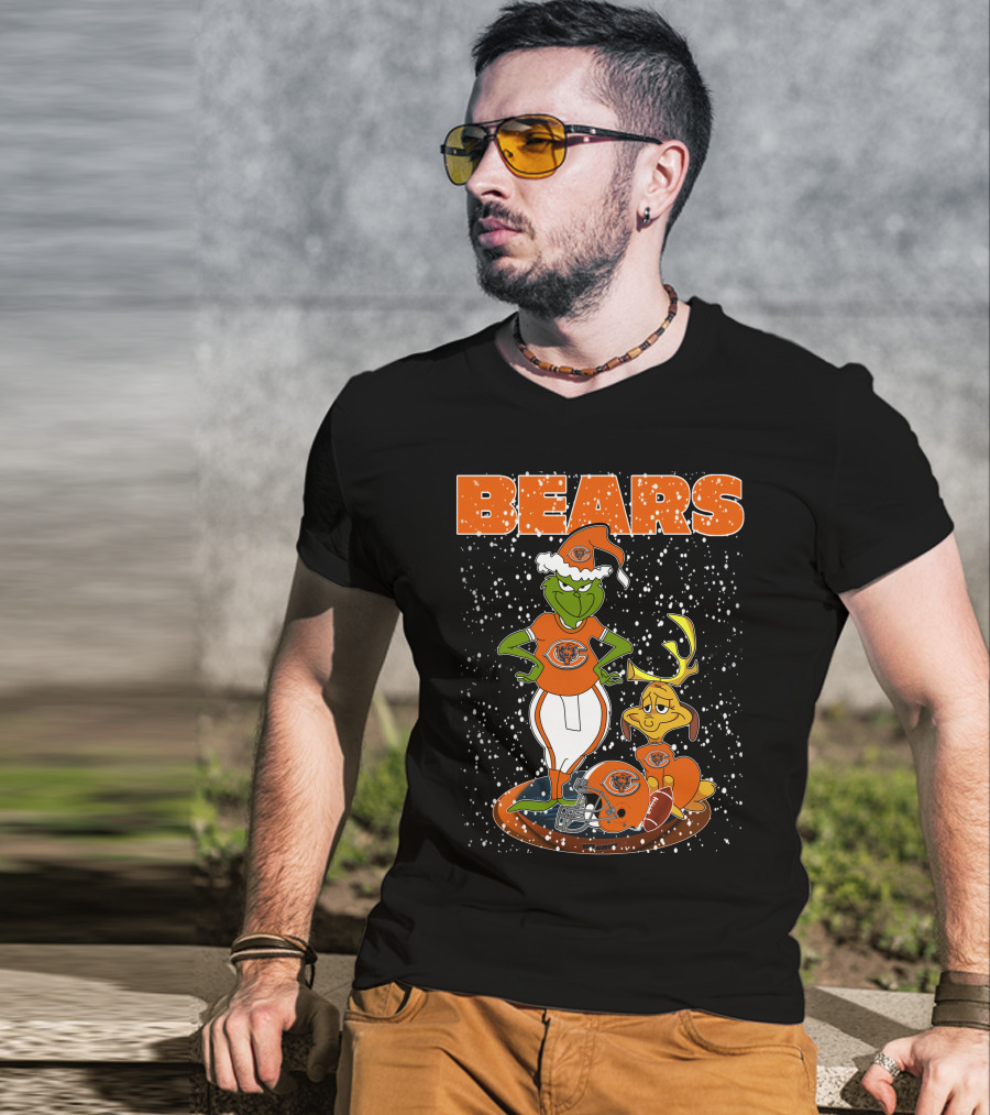 BEARS Grinchxmas CHICAGO BEARS Football Helmet And Santa Hat T-Shirt