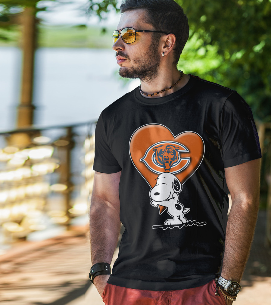 Snoopy Heart Chicago Bears Retro Logo Hug T-Shirt