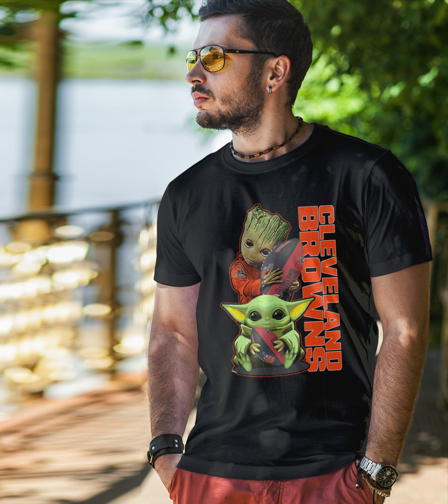 CLEVELAND BROWNS Groot And Baby Yoda Holding Football T-Shirt