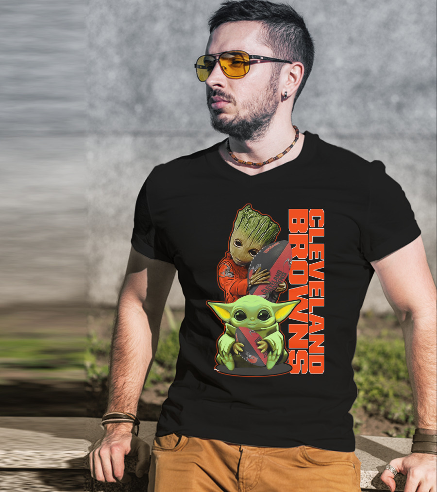 CLEVELAND BROWNS Groot And Baby Yoda Holding Football T-Shirt