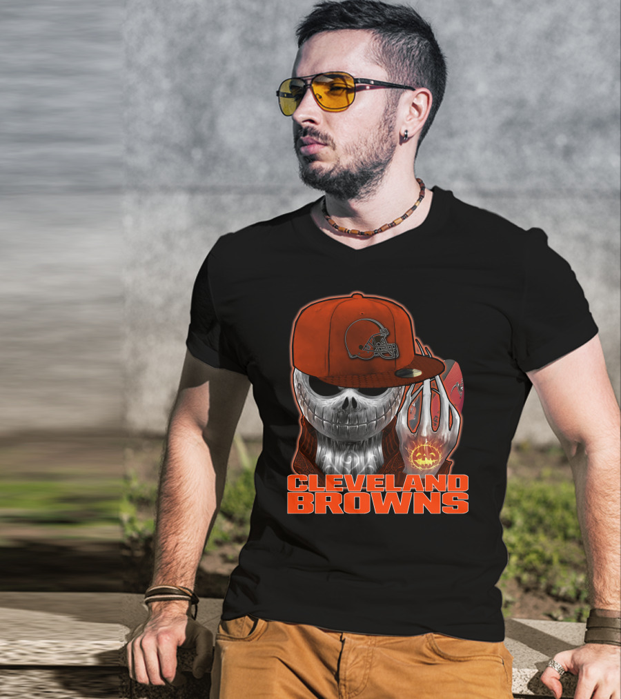Jackskull CLEVELAND BROWNS Skull In Hat And Glowing Pumpkin Football T-Shirt