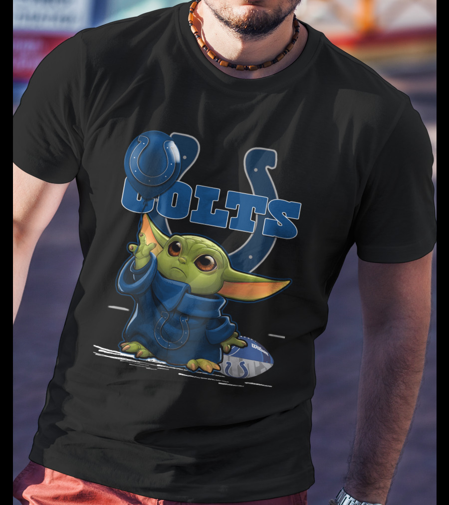 Yoda Holding Indianapolis Colts Helmet And Football T-Shirt