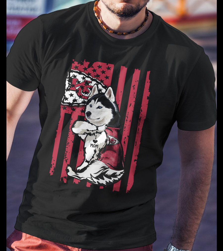 Siberian Husky Wearing Kansas City Chiefs Jersey With Flag Background Mom T-Shirt