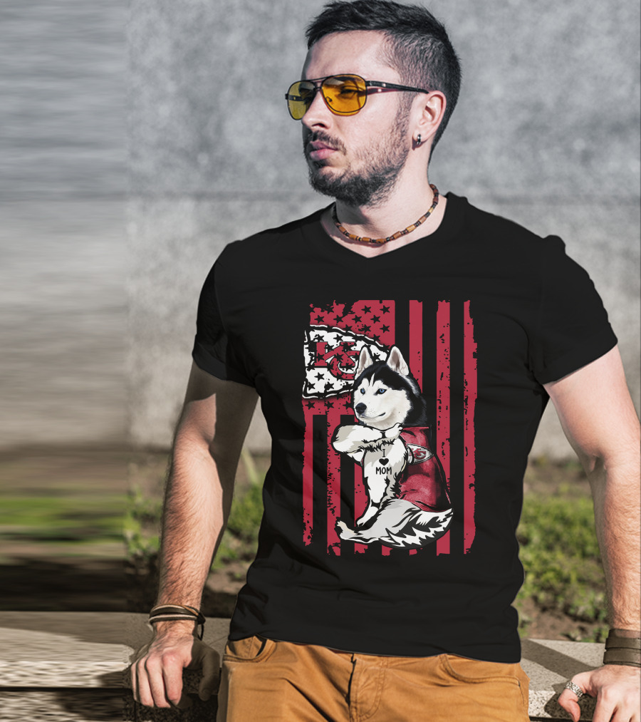 Siberian Husky Wearing Kansas City Chiefs Jersey With Flag Background Mom T-Shirt