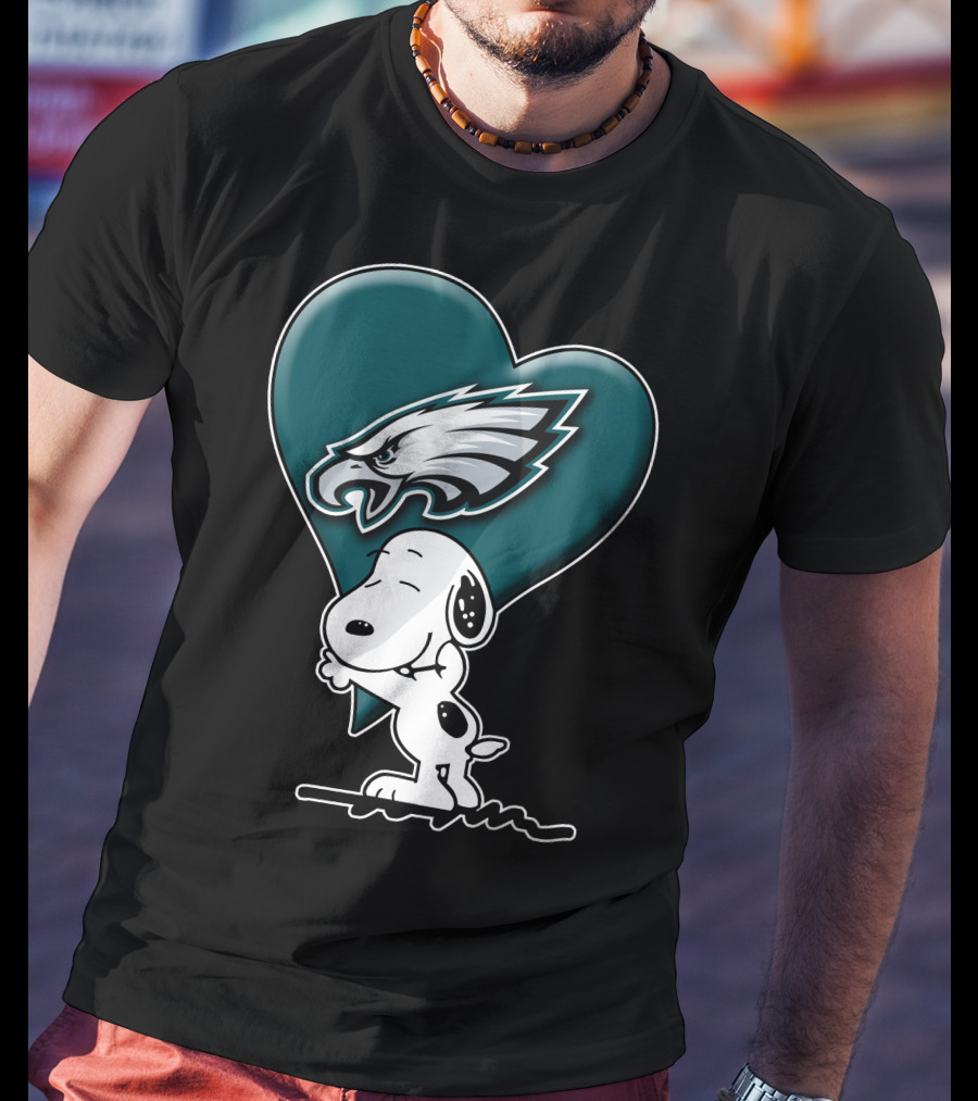 Snoopy Hugging Heart Philadelphia Eagles T-Shirt