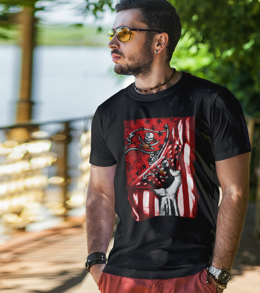 Tampa Bay Buccaneers Flag With Skull And Crossbones T-Shirt