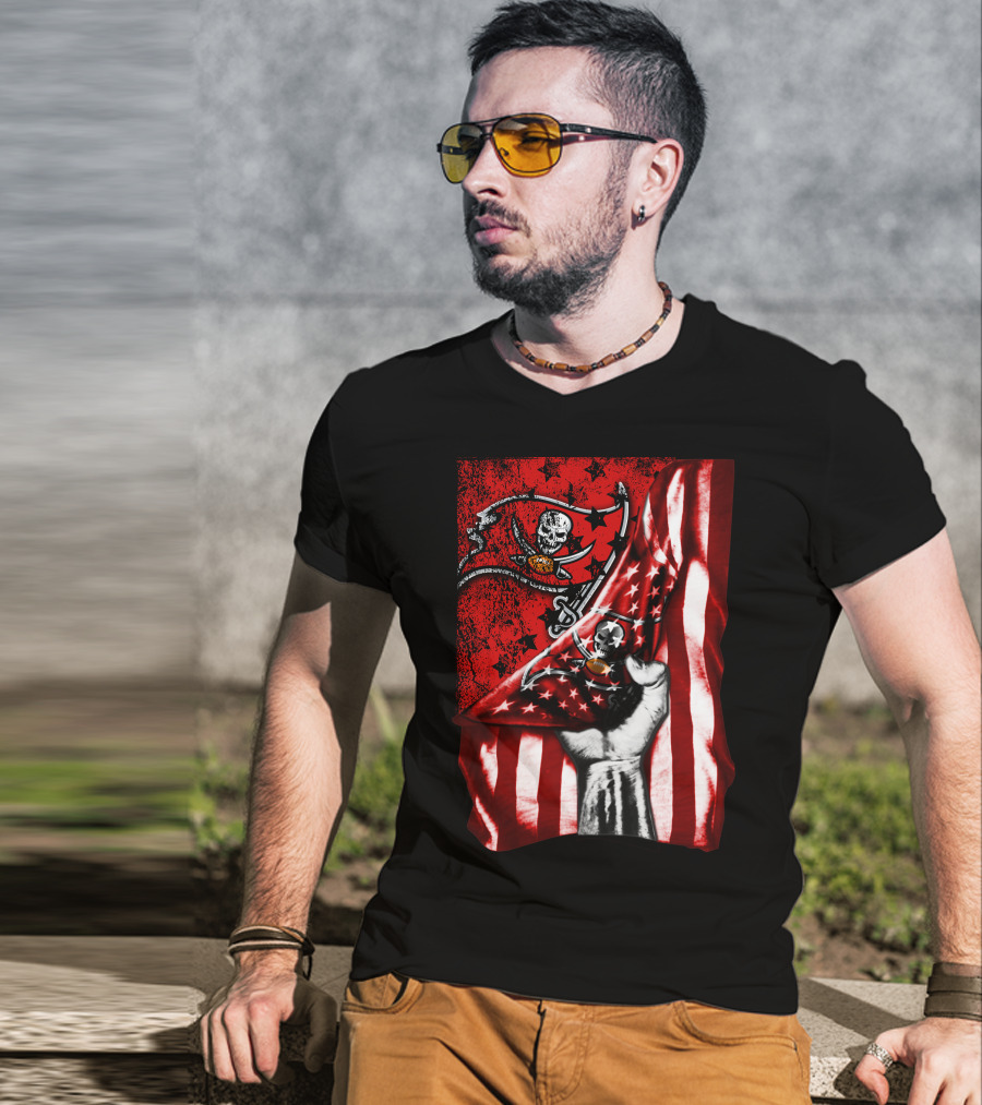 Tampa Bay Buccaneers Flag With Skull And Crossbones T-Shirt