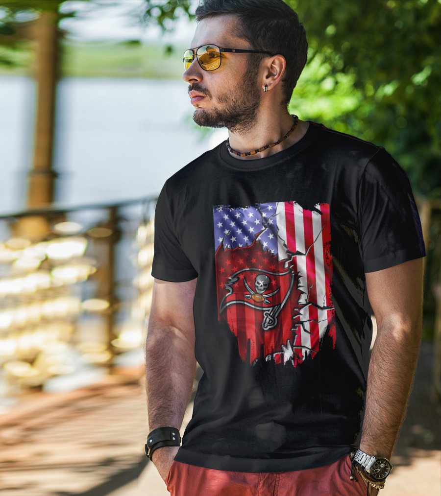 Flag V2 Tampa Bay Buccaneers American Flag Skull And Crossbones Football T-Shirt