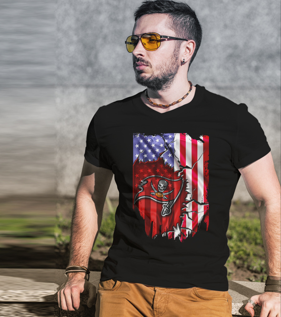 Flag V2 Tampa Bay Buccaneers American Flag Skull And Crossbones Football T-Shirt