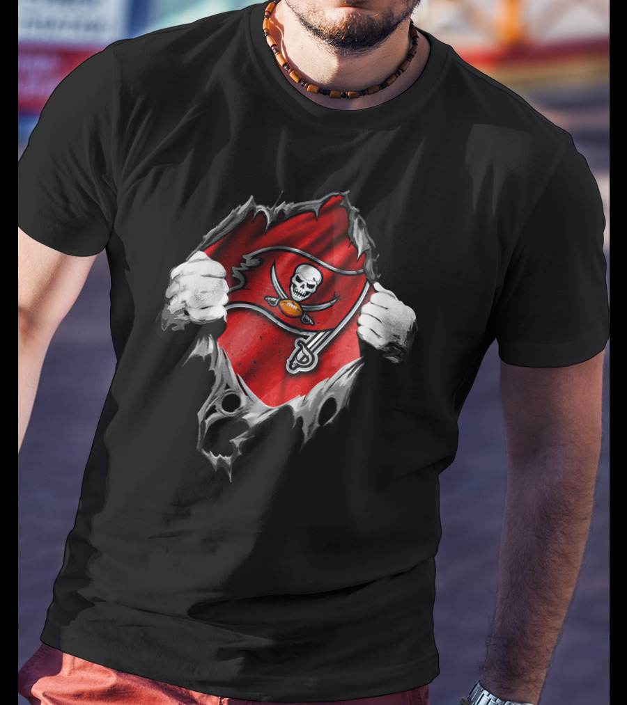 Torn V2 Tampa Bay Buccaneers Skull And Swords Flag T-Shirt