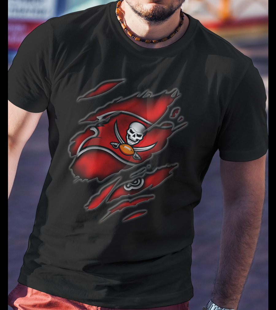 Torn V3 Tampa Bay Buccaneers Skull And Flag T-Shirt