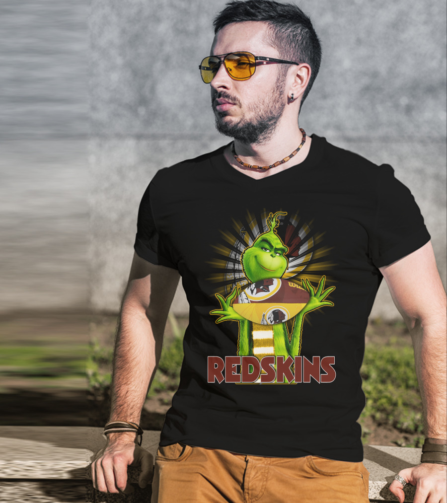 Grinch Holding Washington Redskins Football T-Shirt