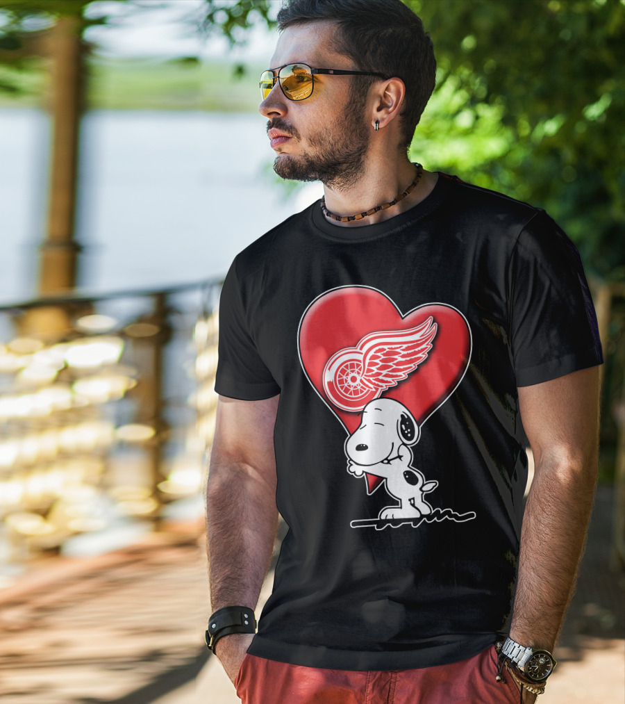 Snoopy Hugging Heart Detroit Red Wings T-Shirt