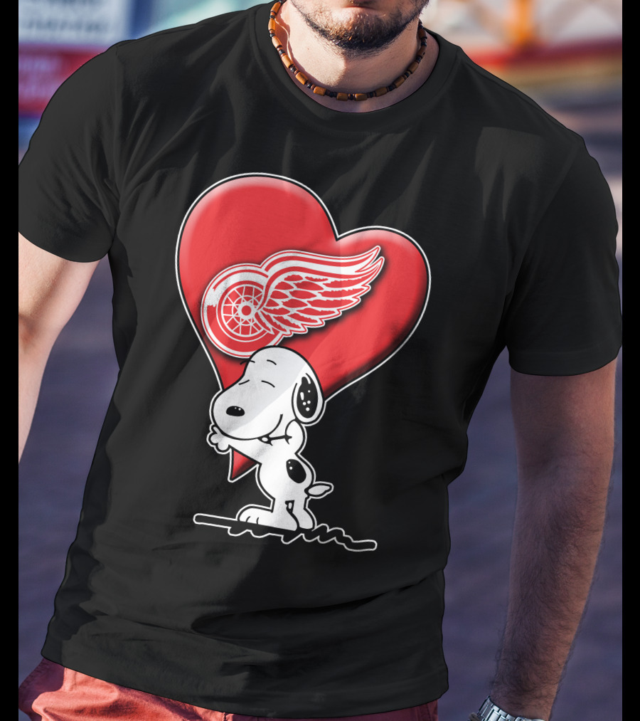 Snoopy Hugging Heart Detroit Red Wings T-Shirt