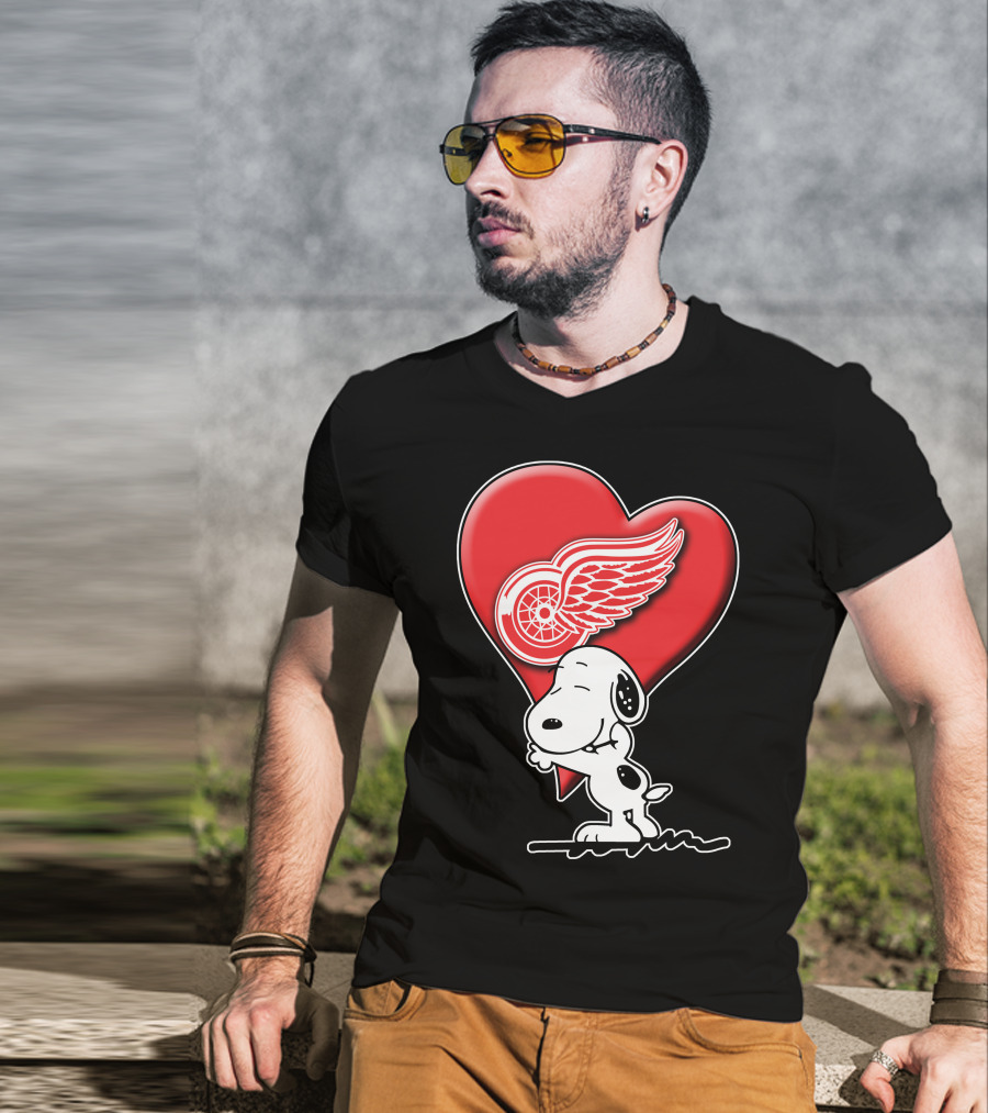Snoopy Hugging Heart Detroit Red Wings T-Shirt