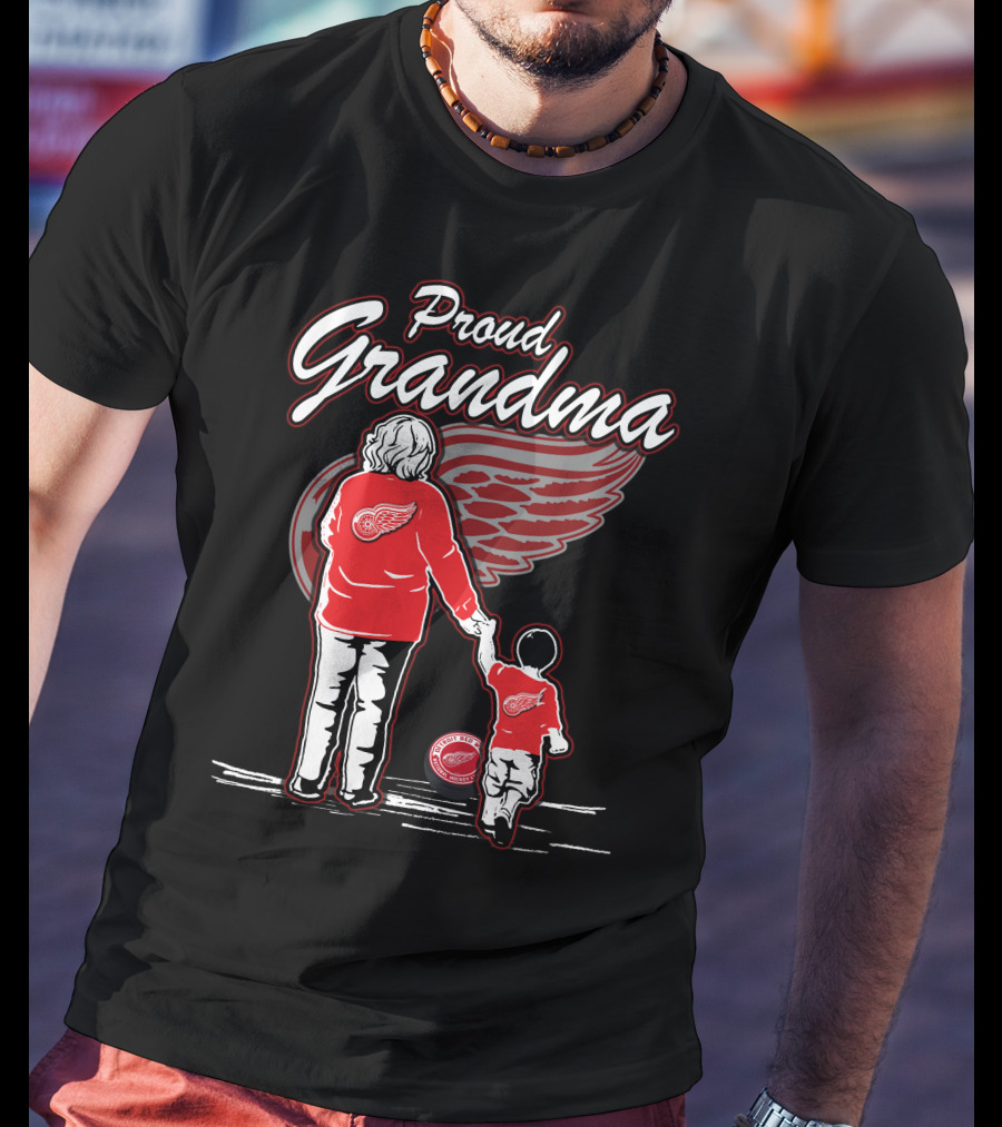 Proud Grandma Detroit Red Wings Family Bonding Winged Wheel Fans T-Shirt