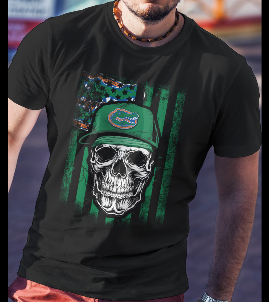 Skull With Florida Gators Hat On Grunge American Flag Background T-Shirt