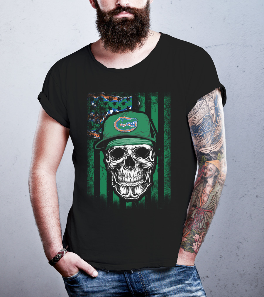 Skull With Florida Gators Hat On Grunge American Flag Background T-Shirt