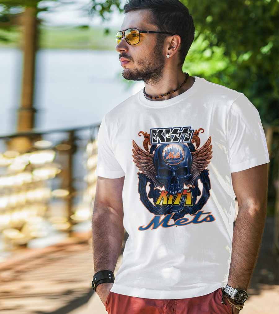 Kiss Mets Skull With Wings And Chain T-Shirt