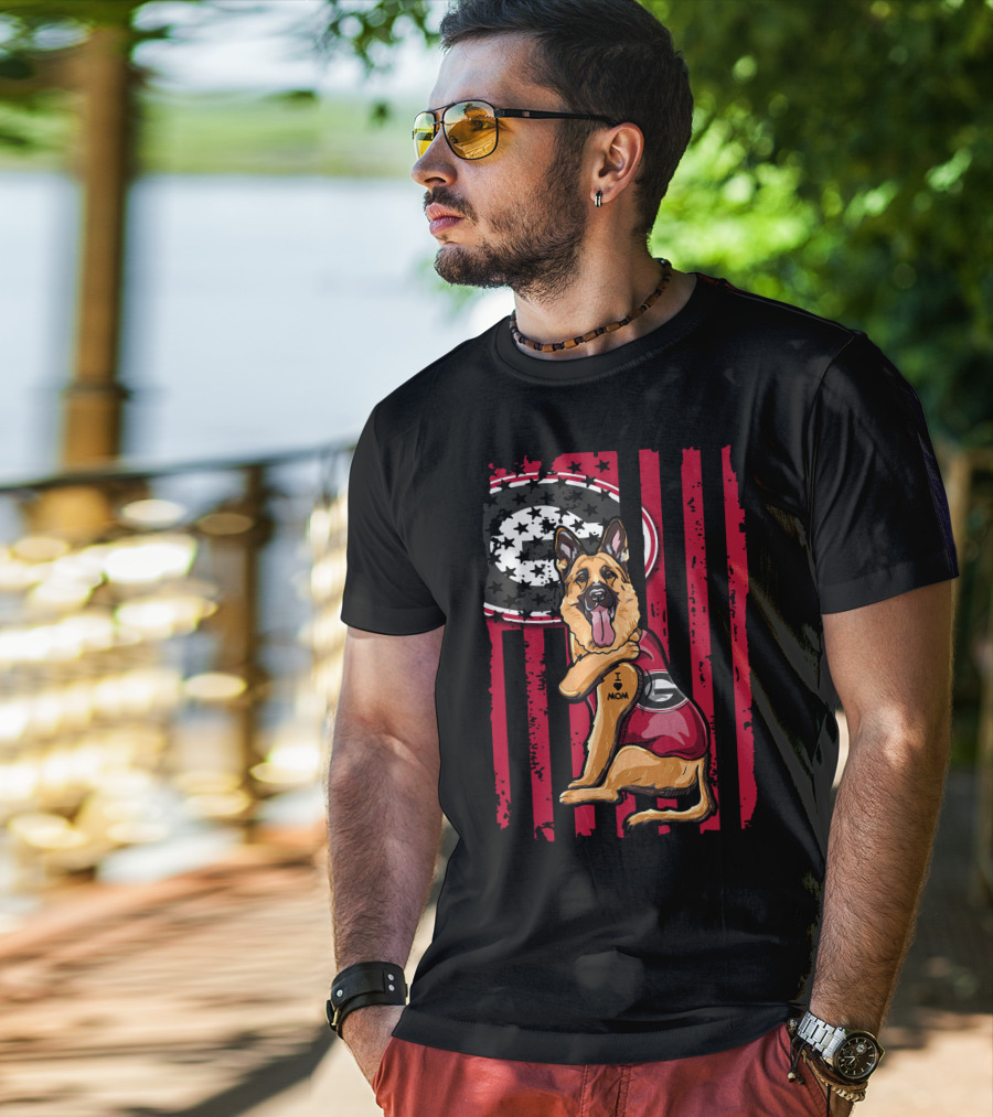 German Shepherd Georgia Bulldogs I Love Mom With Flag Background T-Shirt