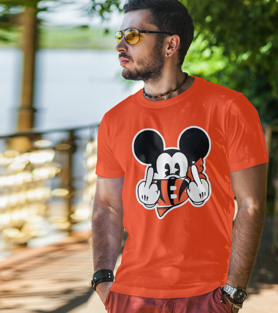Cincinnati Bengals 29 Mickey Mouse Football Fan Gesture T-Shirt