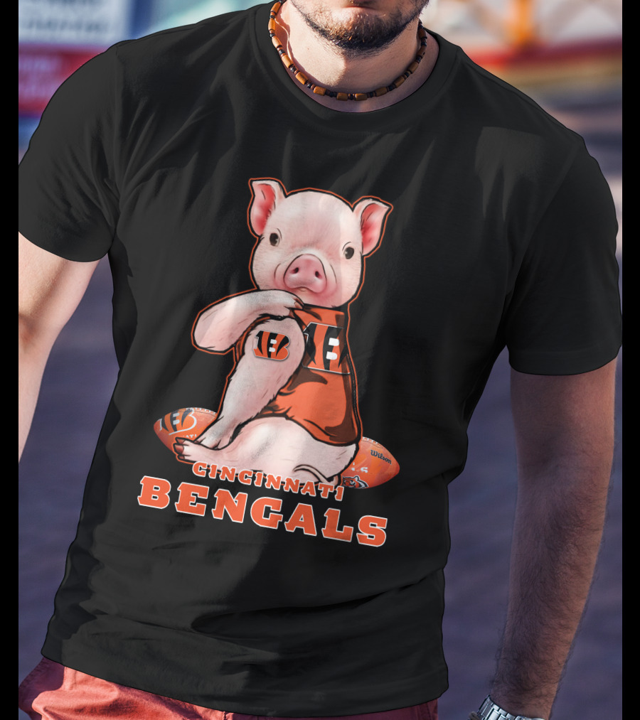 CINCINNATI BENGALS Pig Holding Football T-Shirt