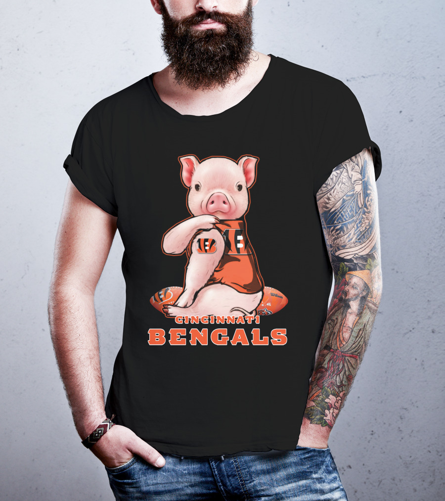 CINCINNATI BENGALS Pig Holding Football T-Shirt
