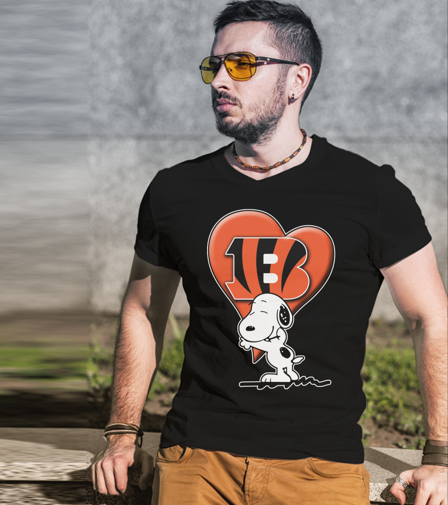 Snoopy Hugging Cincinnati Bengals Heart T-Shirt