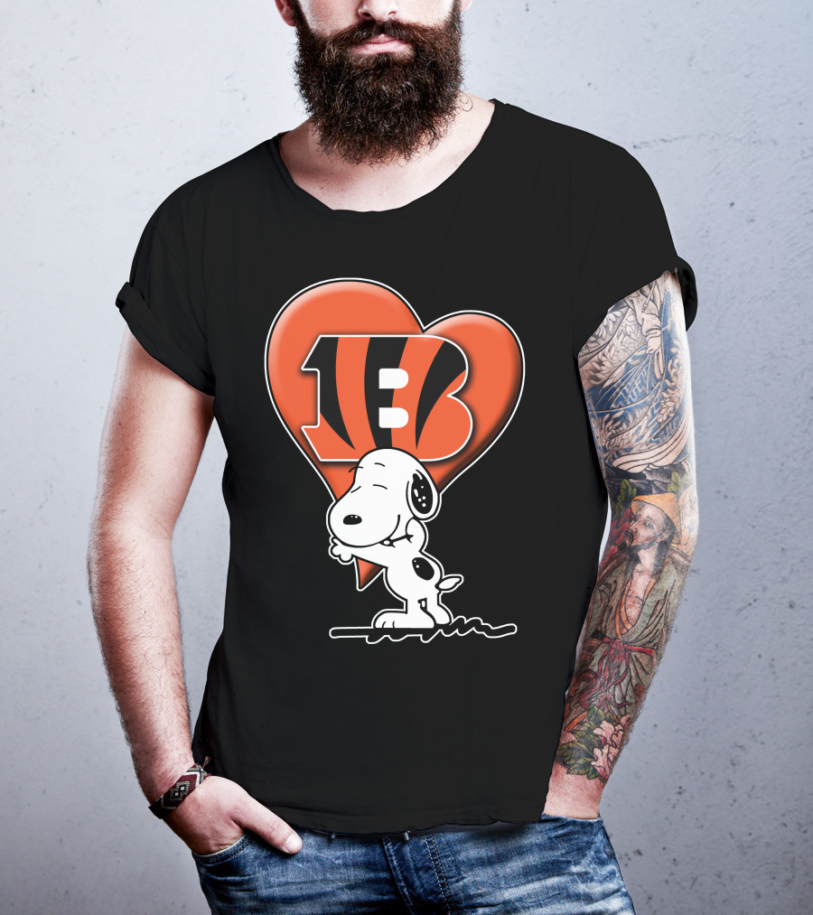 Snoopy Hugging Cincinnati Bengals Heart T-Shirt