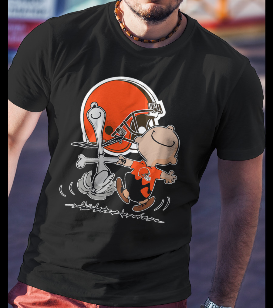 Cleveland Browns 06 Peanuts Dancing With Snoopy And Charlie Brown In Front Of Helmet T-Shirt
