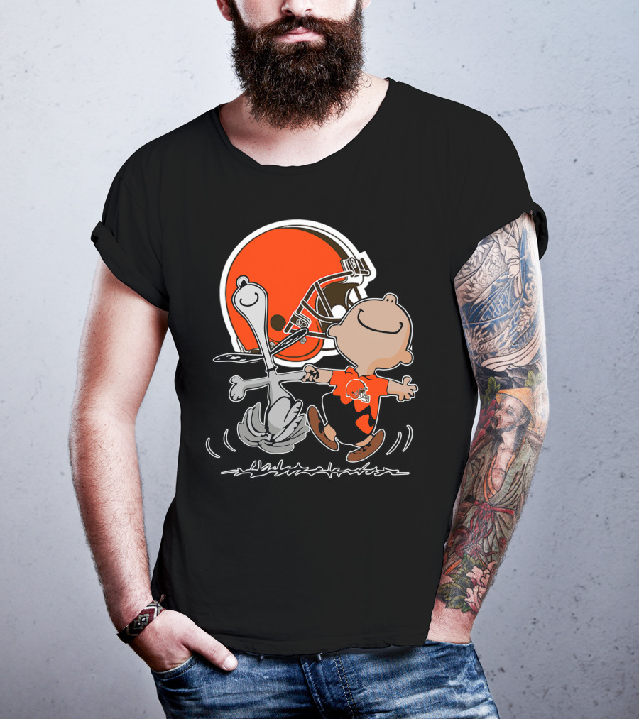 Cleveland Browns 06 Peanuts Dancing With Snoopy And Charlie Brown In Front Of Helmet T-Shirt