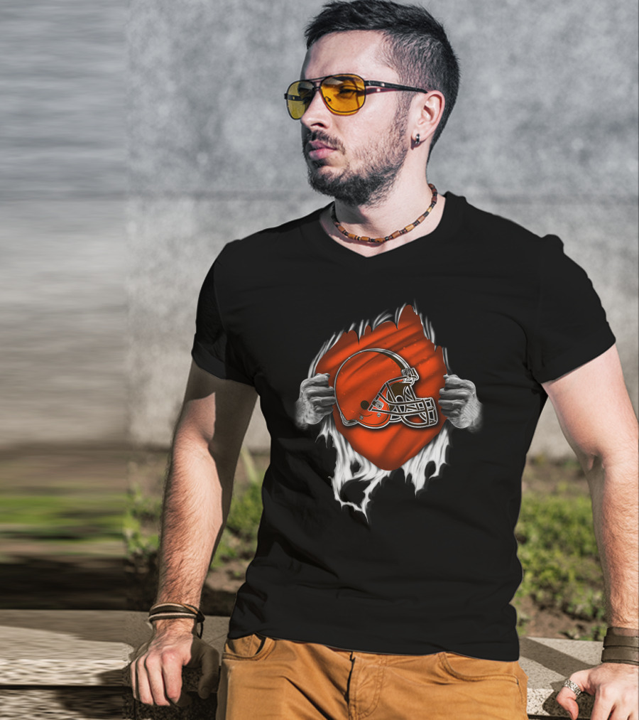 CLEVELAND BROWNS Torn Helmet Ripped T-Shirt