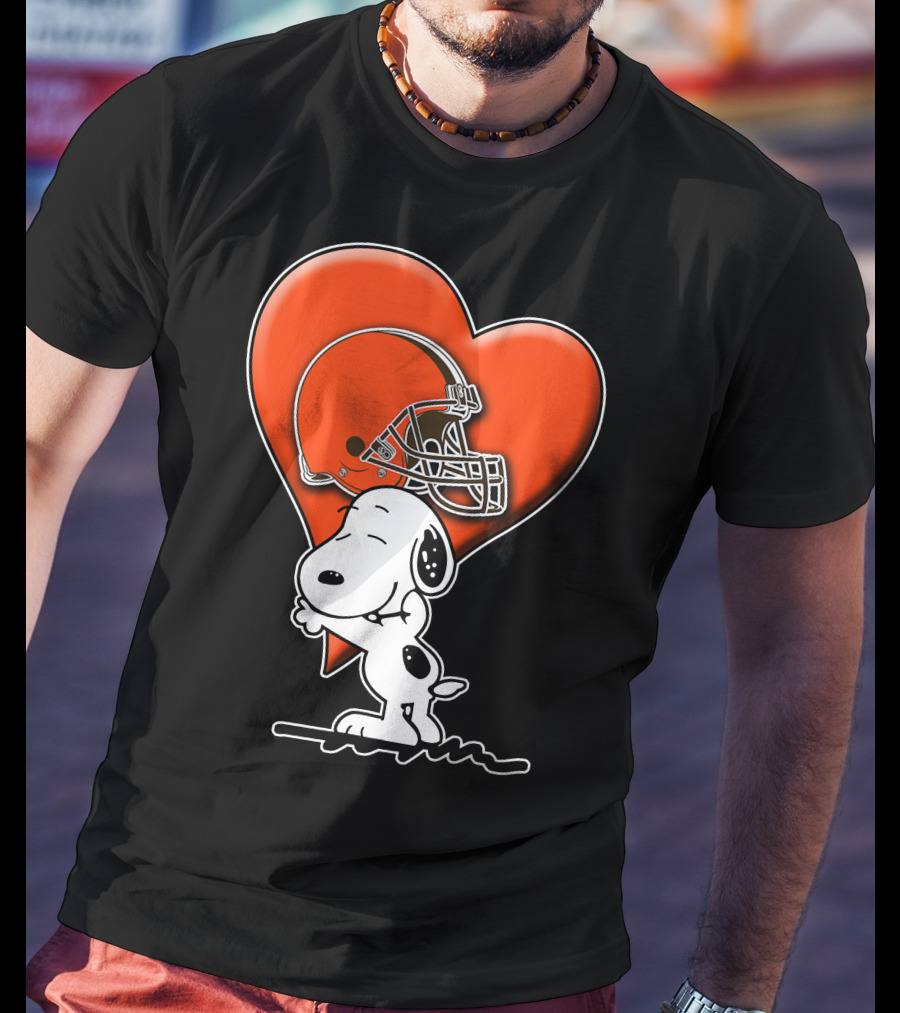 Snp CLEVELAND BROWNS Snoopy Hugging Heart Football Helmet T-Shirt