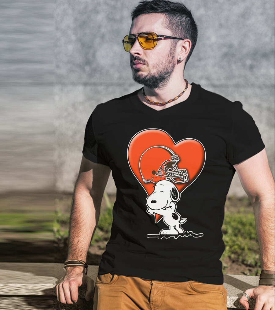 Snp CLEVELAND BROWNS Snoopy Hugging Heart Football Helmet T-Shirt