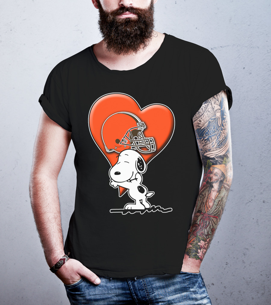 Snp CLEVELAND BROWNS Snoopy Hugging Heart Football Helmet T-Shirt