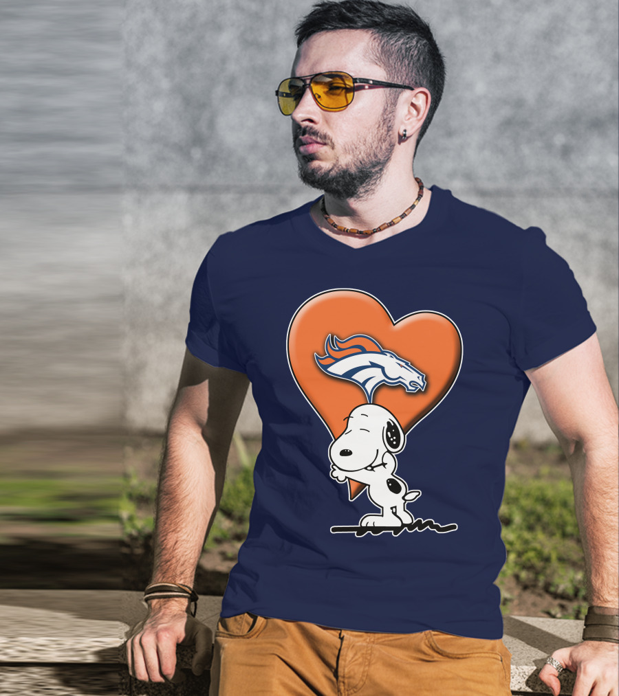 Snp V1 Denver Broncos Snoopy Hugging Heart T-Shirt