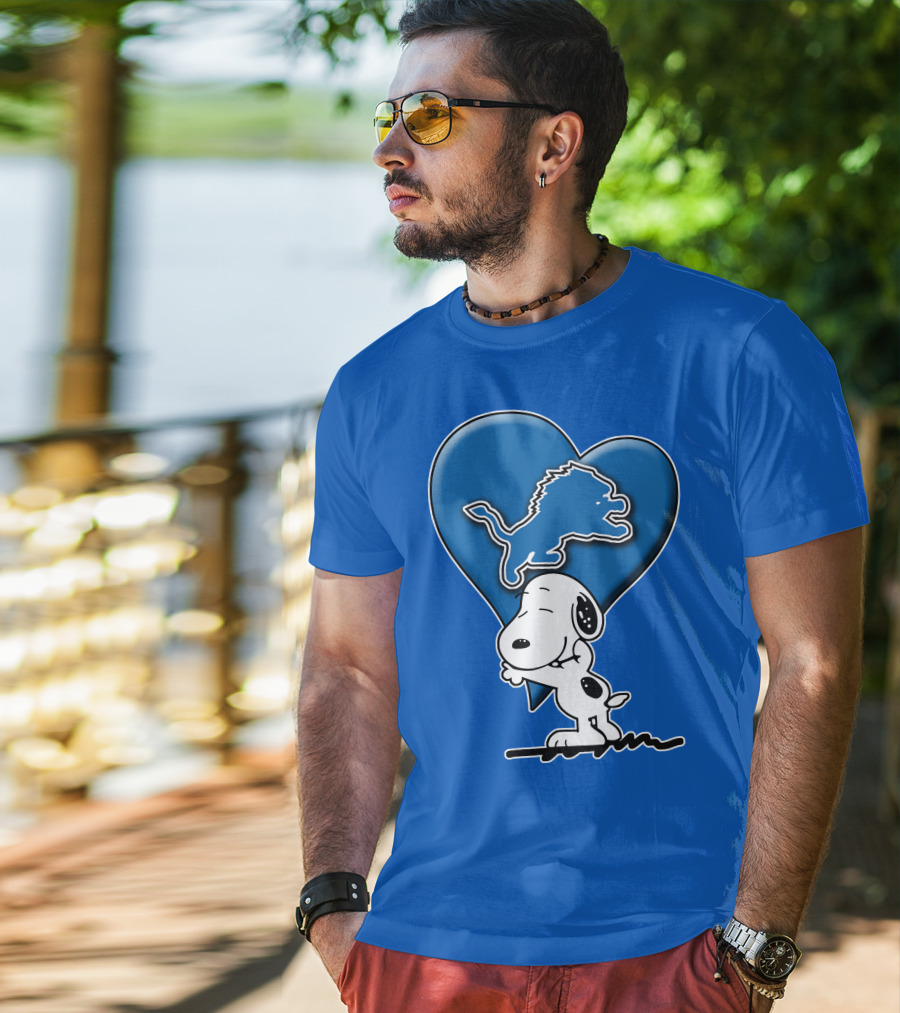 Snp DETROIT LIONS Blue Heart Snoopy Hugging Lion T-Shirt