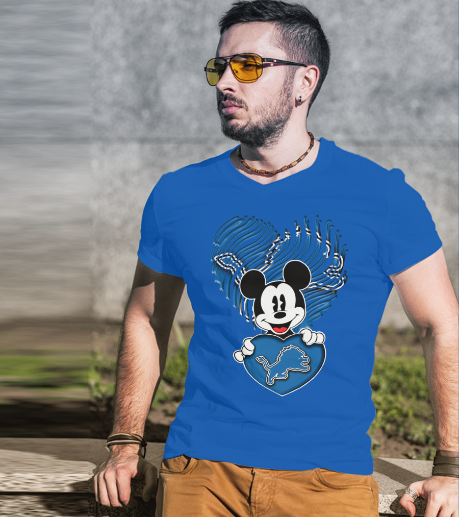 Mick Holding Heart Detroit Lions T-Shirt