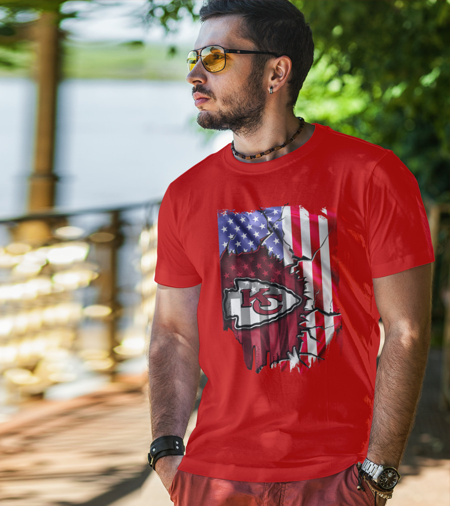 Kansas City Chiefs Logo With American Flag Background T-Shirt