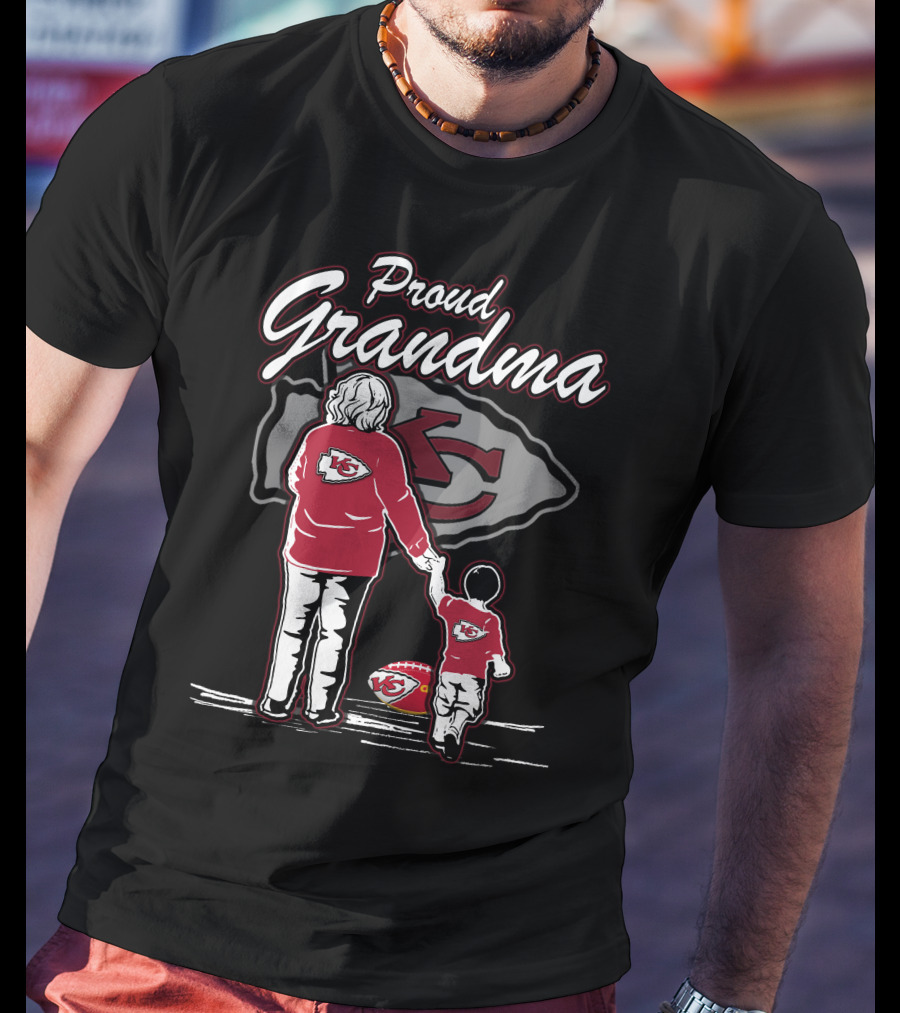 Proud Grandma Kansas City Chiefs With Grandma And Child Holding Hands T-Shirt
