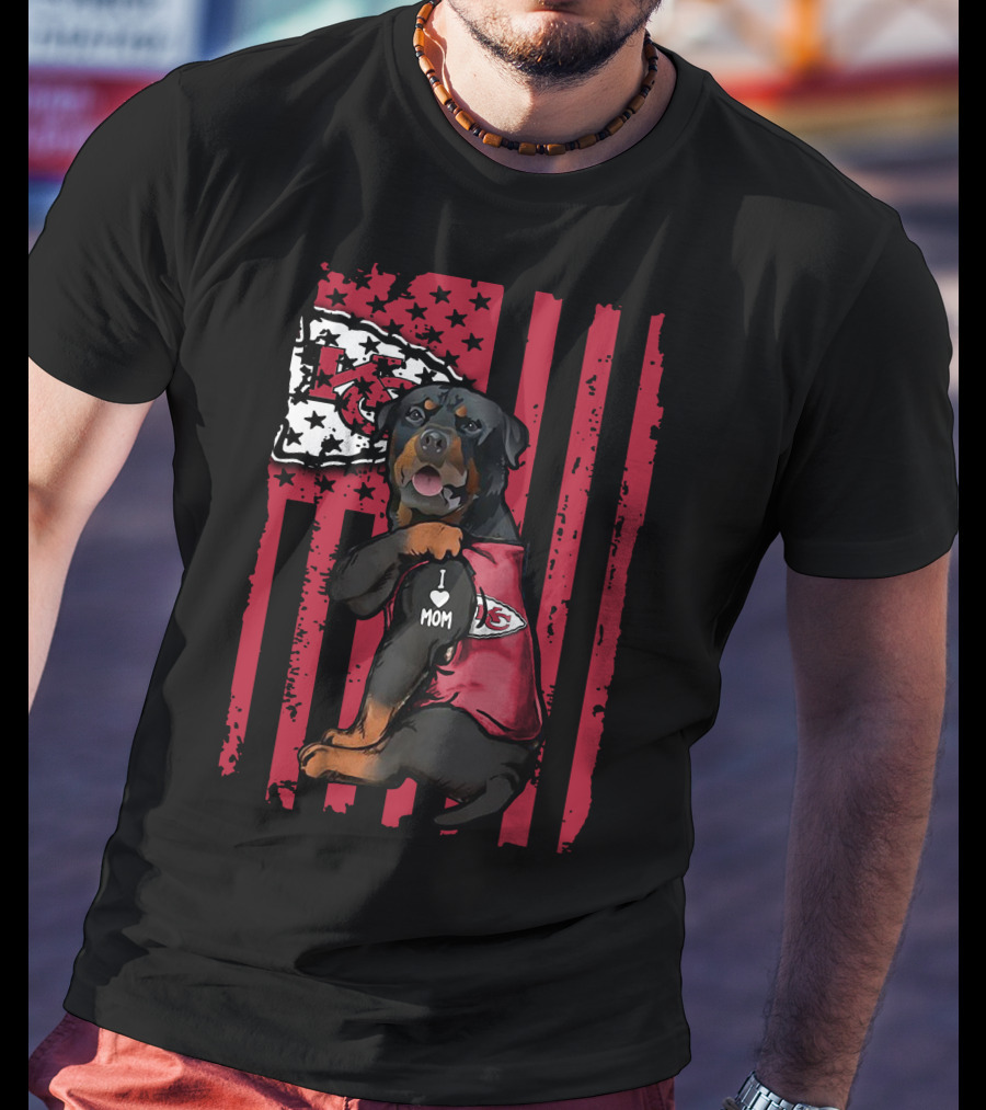 Kansas City Chiefs Rottweiler I Love Mom Flag Background T-Shirt