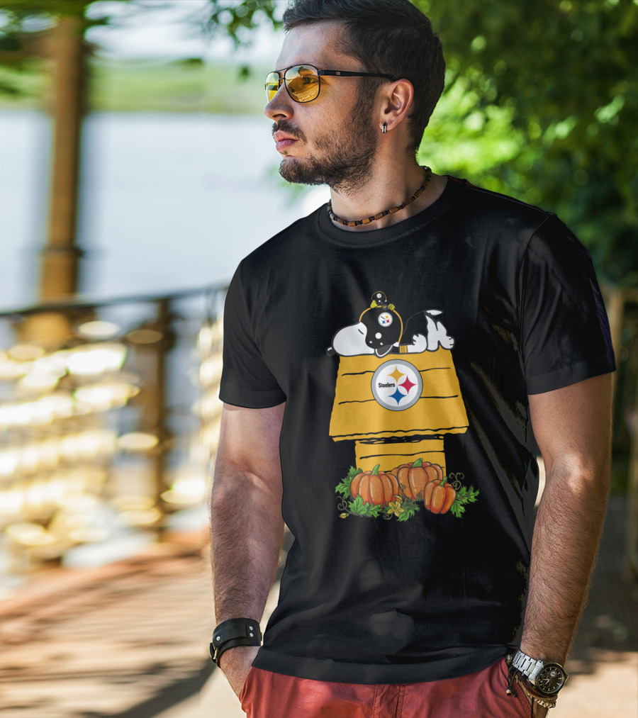 Pittsburgh Steelers Snoopy Doghouse With Pumpkins T-Shirt