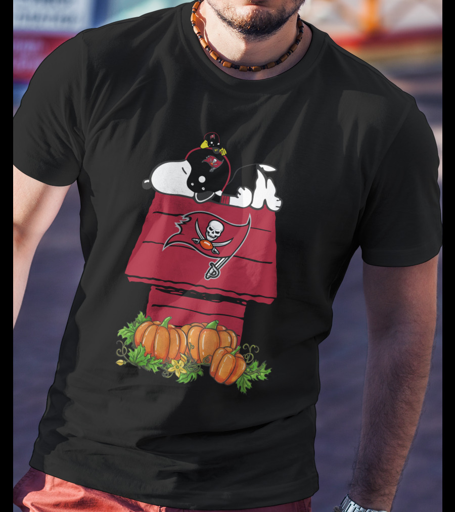 Tampa Bay Buccaneers Snoopy Pumpkin House Skull Flag T-Shirt